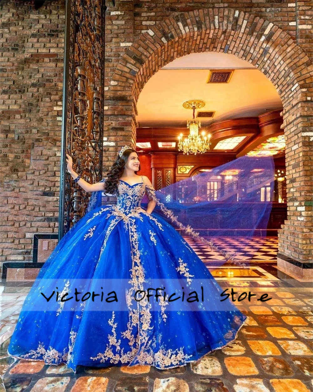 Royal Blue Tulle applique emas 15 gaun Quinceanera 2024 gaun pesta bahu gaun Quince gaun acara Formal manis 16