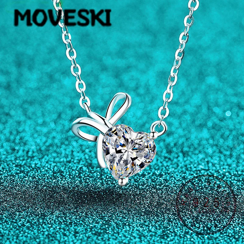 

Серебряное колье 925 пробы с подвеской-бантом и муассанитом в форме сердца 1 карат | Романтический ювелирный подарок для женщин