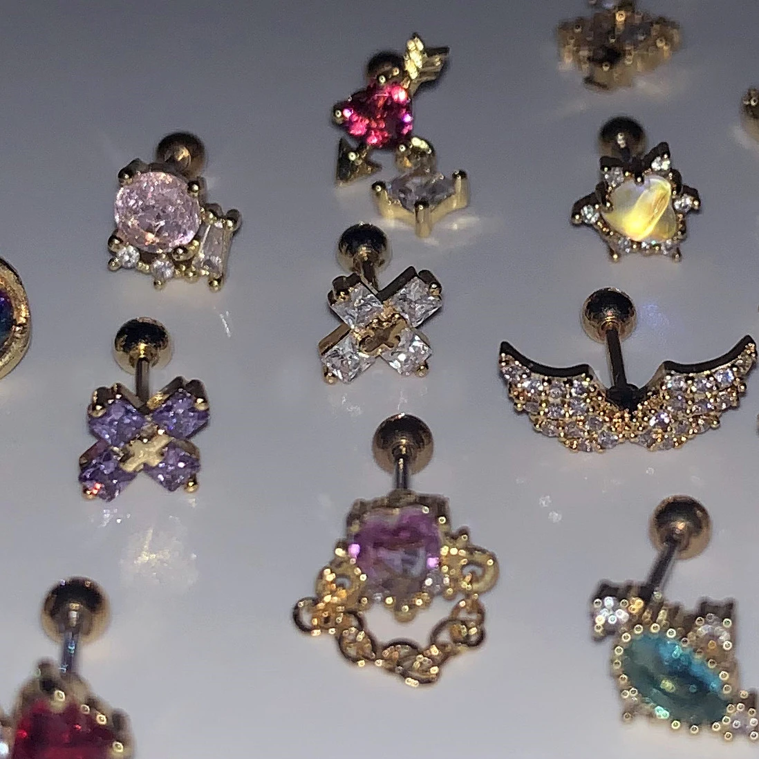 Pendientes de circonita de protección alérgica para mujer, Piercing Vintage, exquisito, dorado, Cruz alada, perforada, espiral, perno prisionero