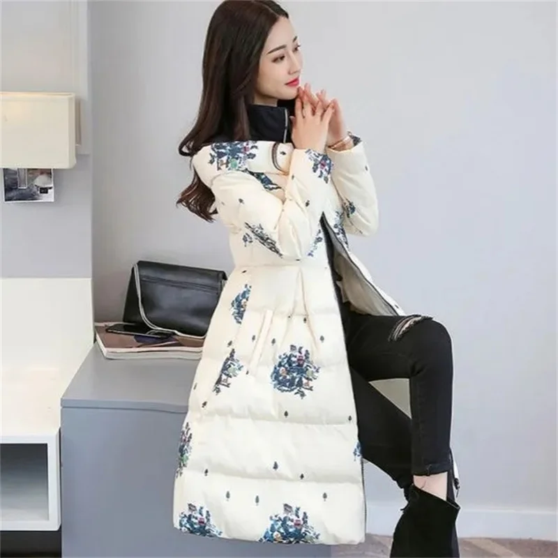سترة قطن نسائية متوسطة الطول 2025 شتاء النسخة الكورية الجديدة سليم طباعة سميكة القطن عباءة سترة الإناث الدافئة سترة معطف