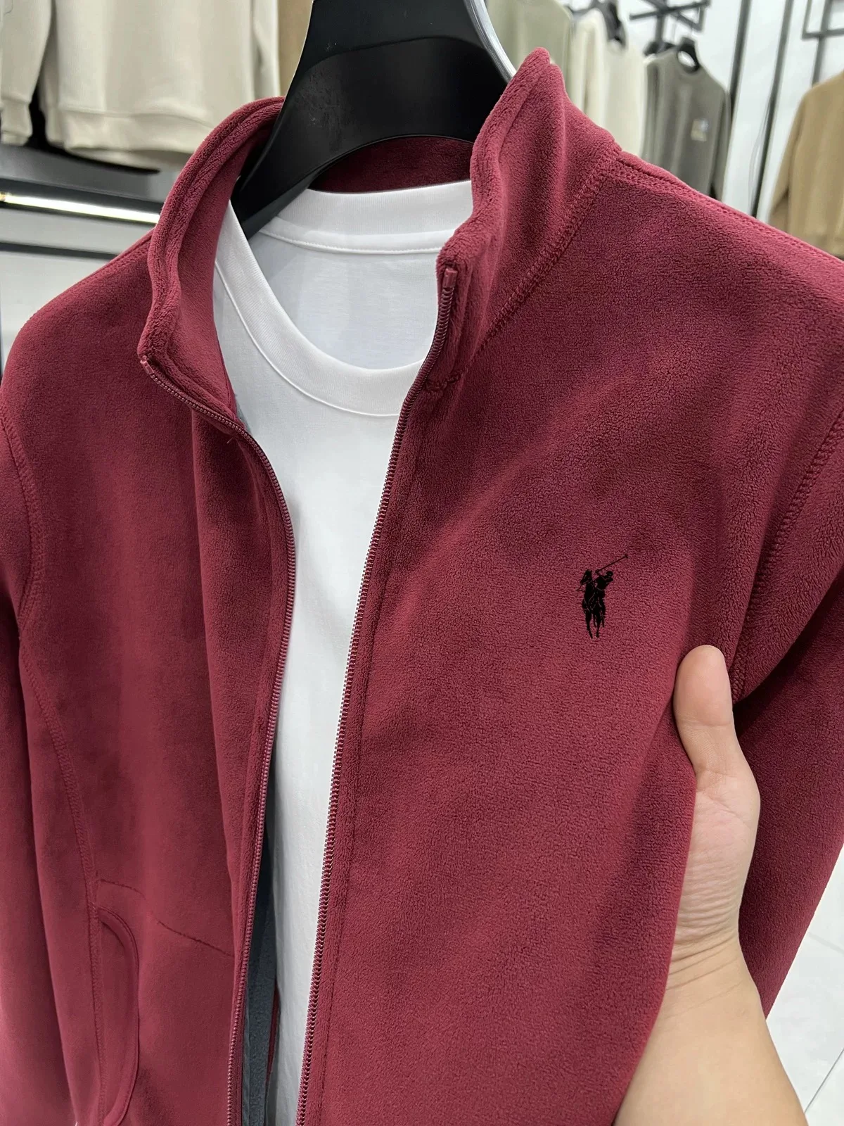 Luxuriöse Plüsch-Winterjacke mit Stehkragen für Herren, Designer-Marke, Pony-Stickerei, Modischer und Bequemer Reißverschluss-Mantel – Detail 15