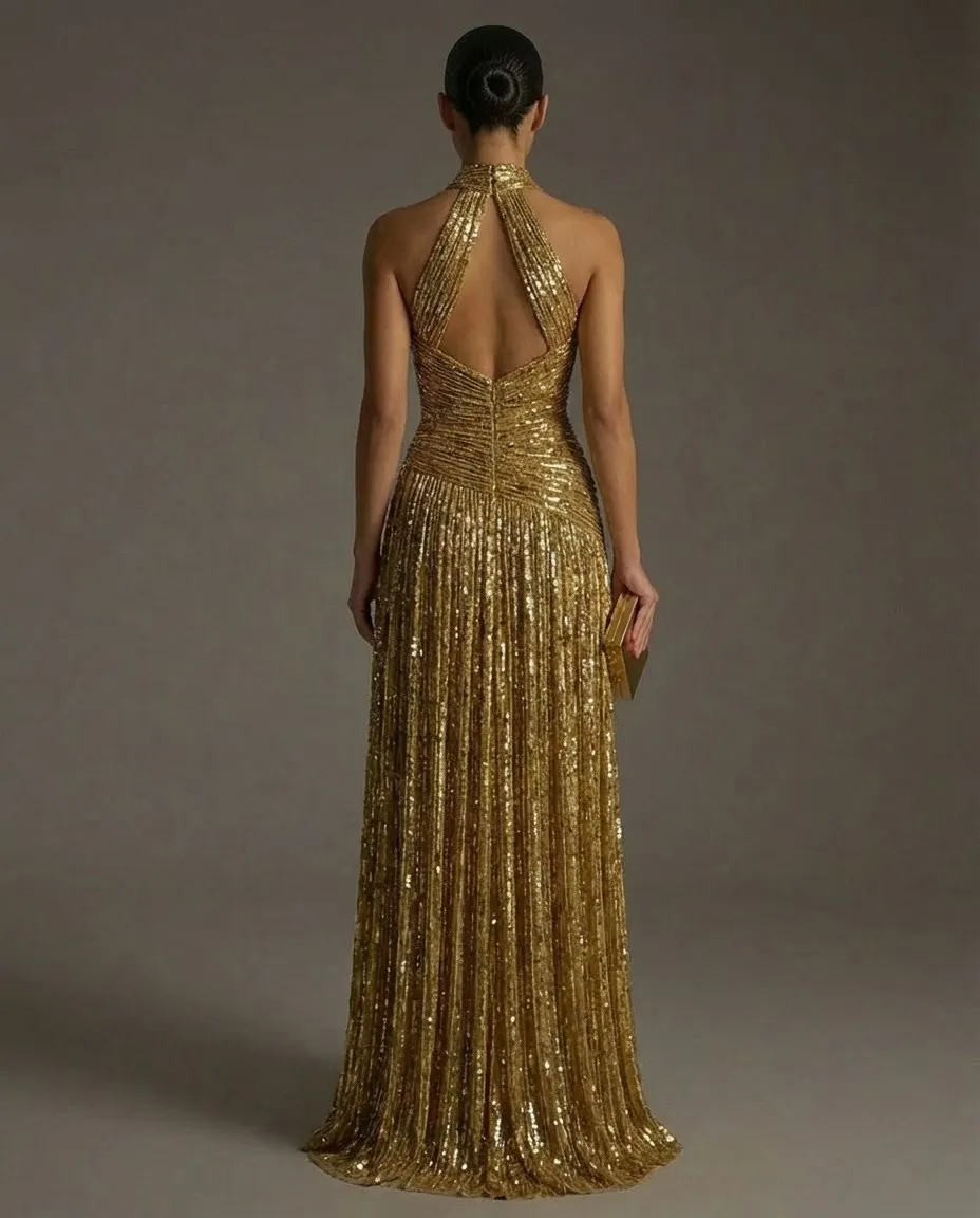 Maßgeschneidertes elegantes Abendkleid mit goldenen Pailletten, Neckholder-Ausschnitt, gekreuzter Vorderseite, rückenfreiem Design und hohem Schlitz für Damen, neu und individuell angepasst.