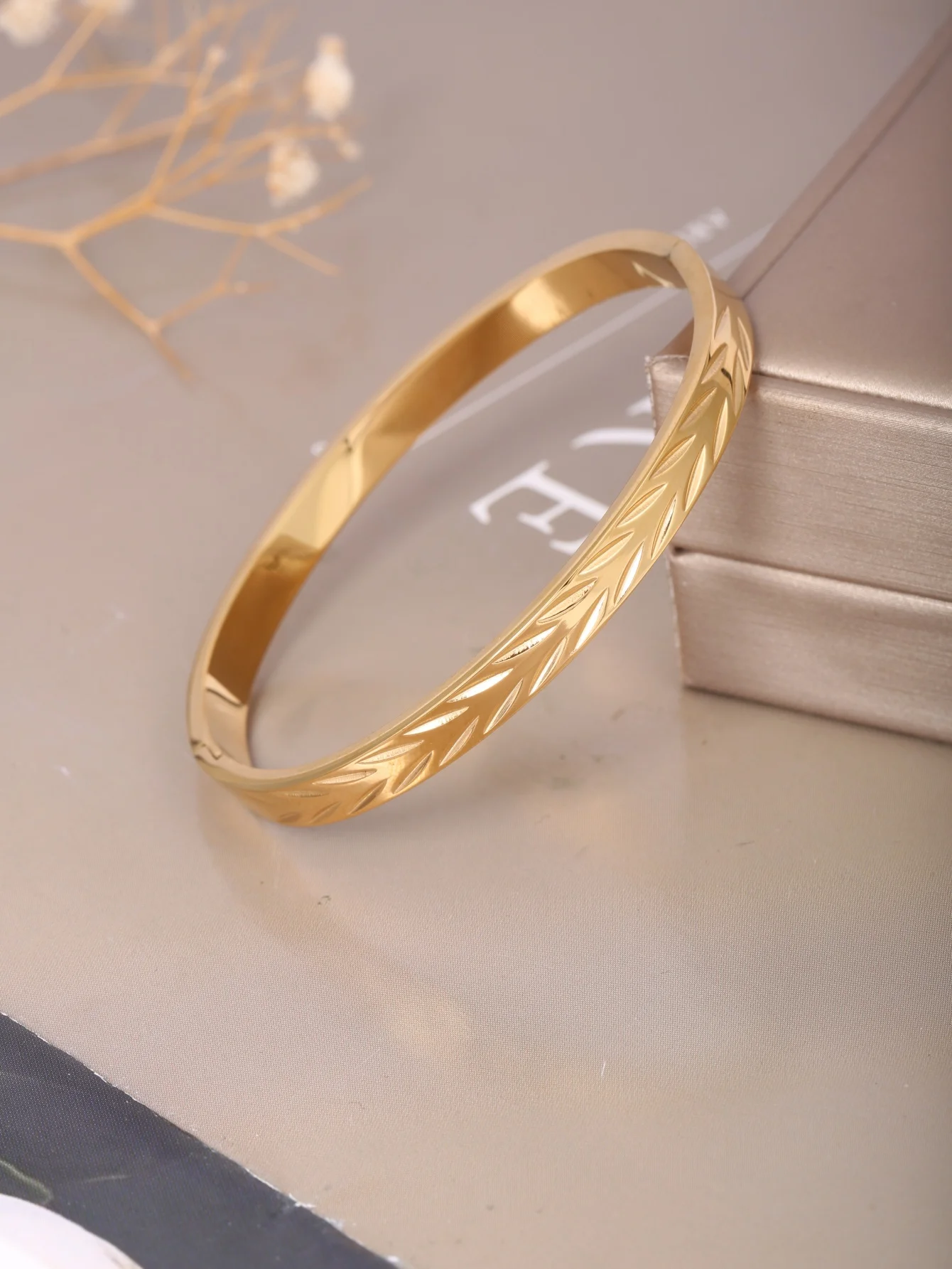 1 piece stainless steel 18K gold-plated bracelet with wheat ear pattern engraving, light luxury smooth surface with carved details, suitable for women's daily commute, dates, banquets, parties, workplace / multi-scenario wear accessory
