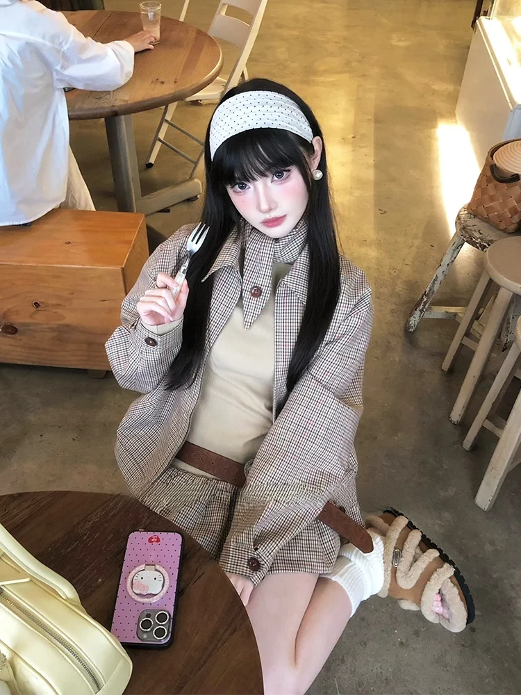 

Коричневый клетчатый комплект: свободная короткая куртка и вязаная юбка с цветочным пэчворком, высокая талия, А-силуэт, модный наряд для свиданий