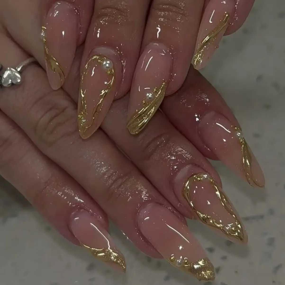 24 Stück Flash Diamond Fake Nails Mandel Falsche Nägel Glitzer Perle Press on Nails Weiß Pure Nail Golden Line Nail Art Cat Eye Nail