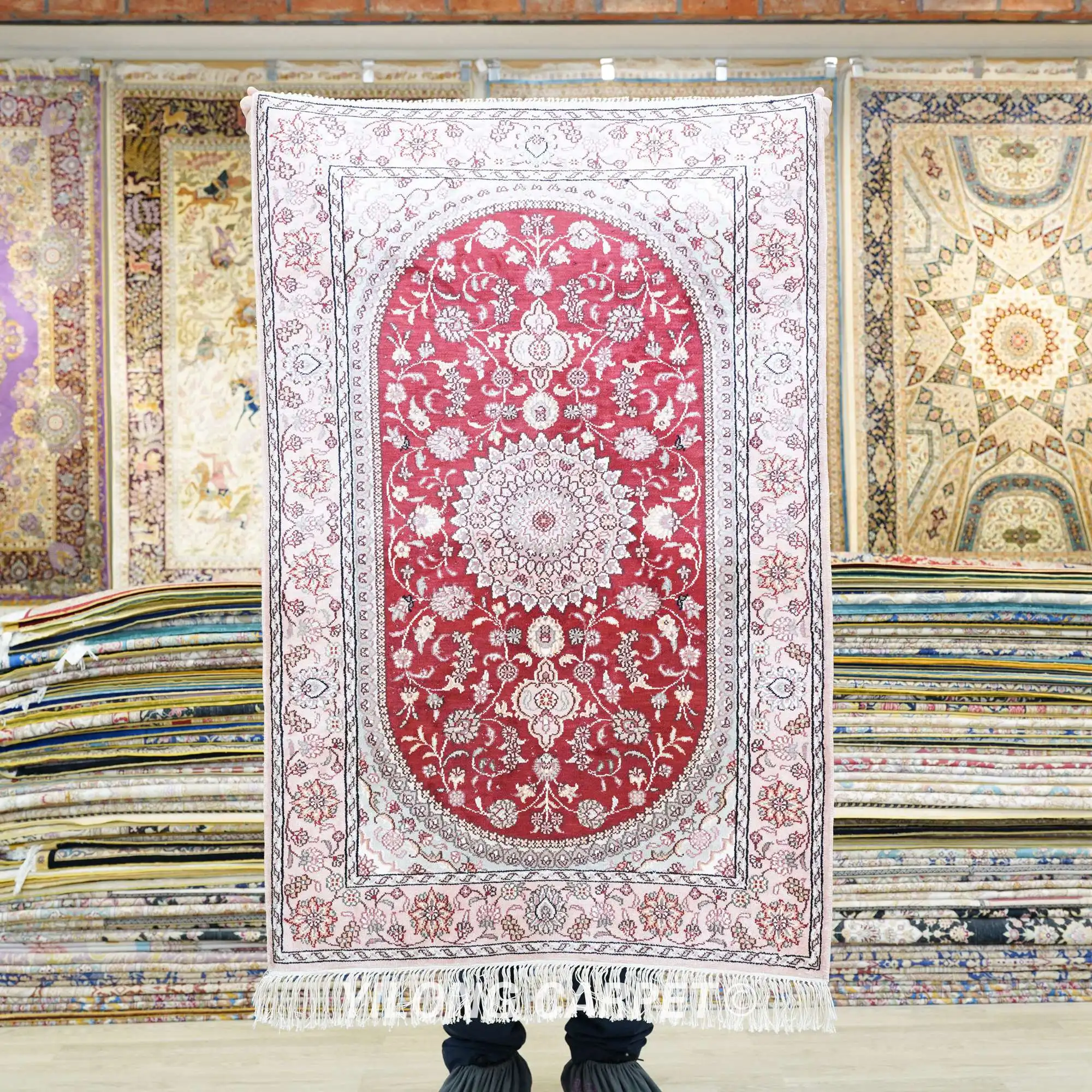 

76x122cm Classical Persian Medallion Silk Carpet Handmade Red Exquisite Rug (YHW170B)