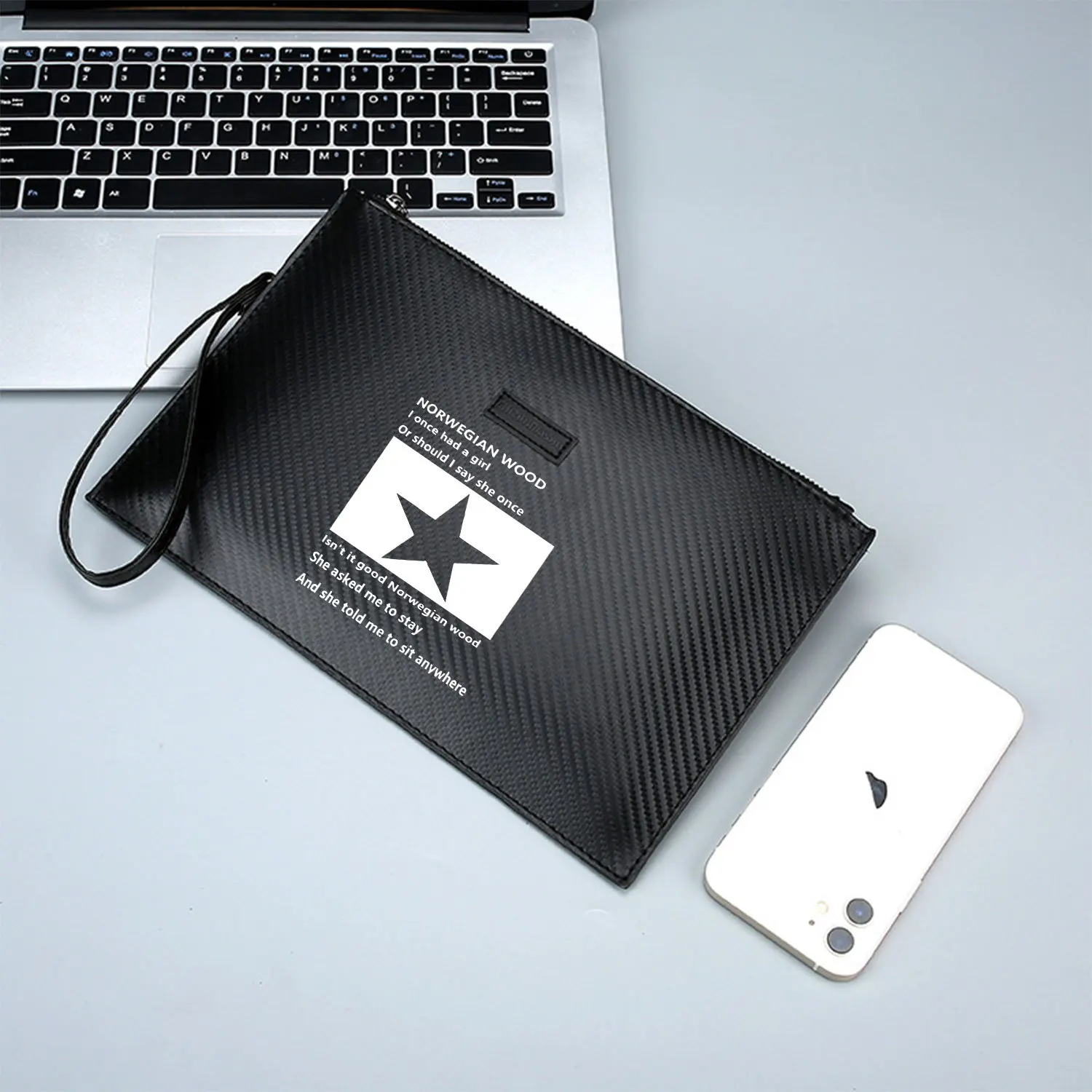 Черная звезда на белом прямоугольнике. Элегантная мужская сумка из искусственной кожи с принтом. Модная и практичная для повседневной носки.