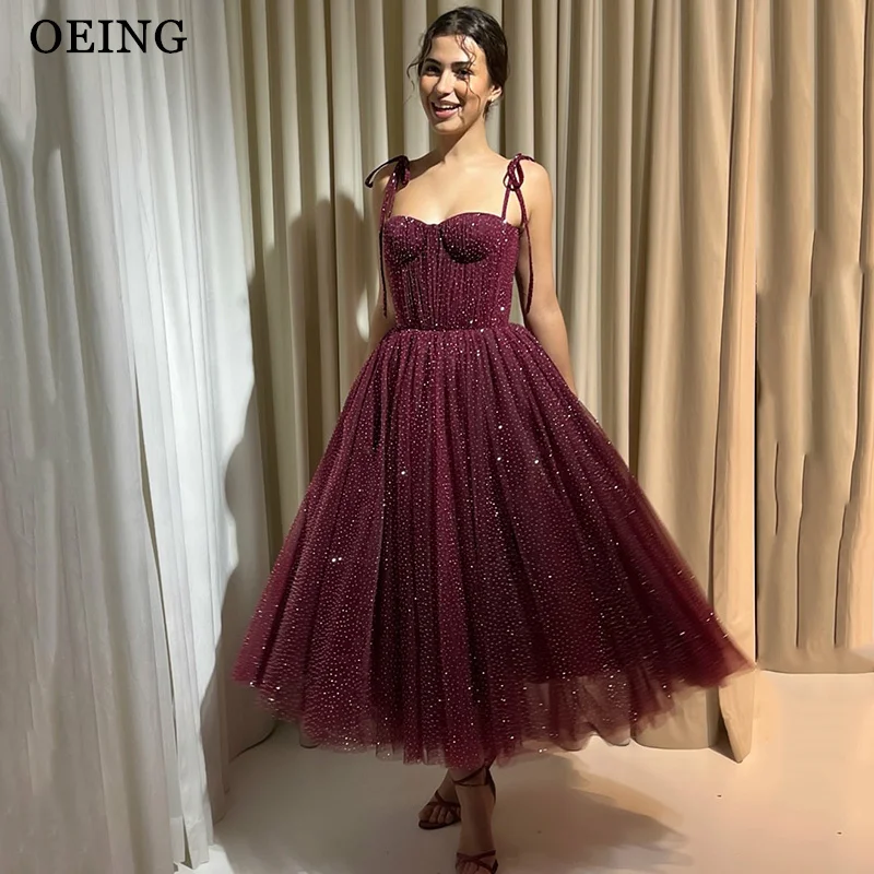 ชุดราตรีทรงเอไลน์สีแดงเบอร์กันดี ประดับลูกปัด คอวี แขนสั้น ความยาวปานกลาง สำหรับงานพรอม งานกาล่า  สามารถสั่งตัดได้