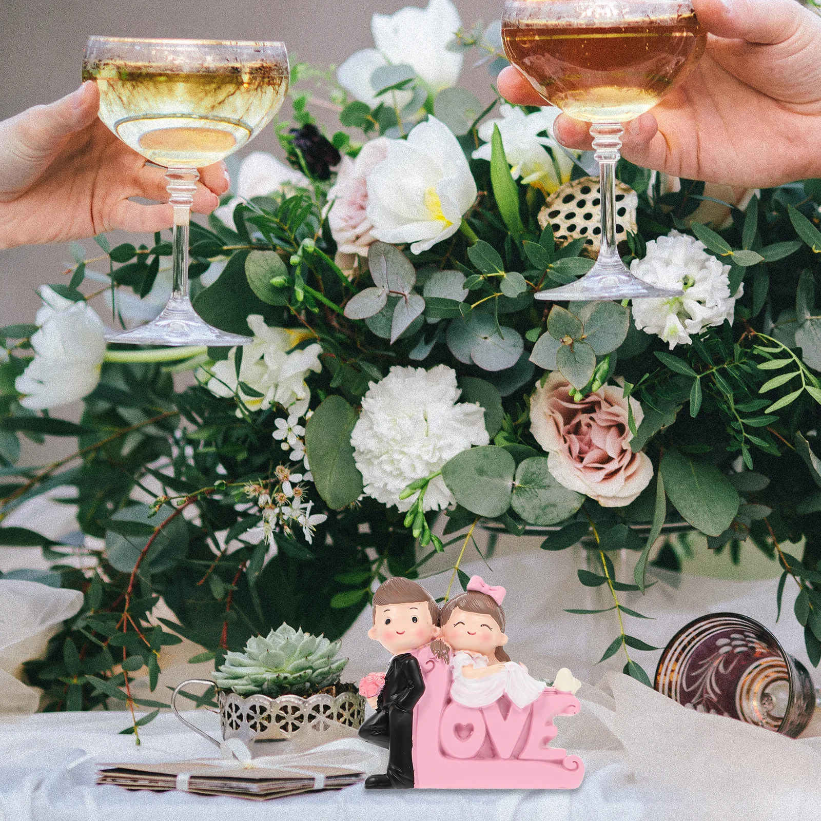 

1Pcs Romantic Couple Resin Ornament Creative Desktop Decor Valentine Gift Small Adornment Valentine's Day Couple Figurine