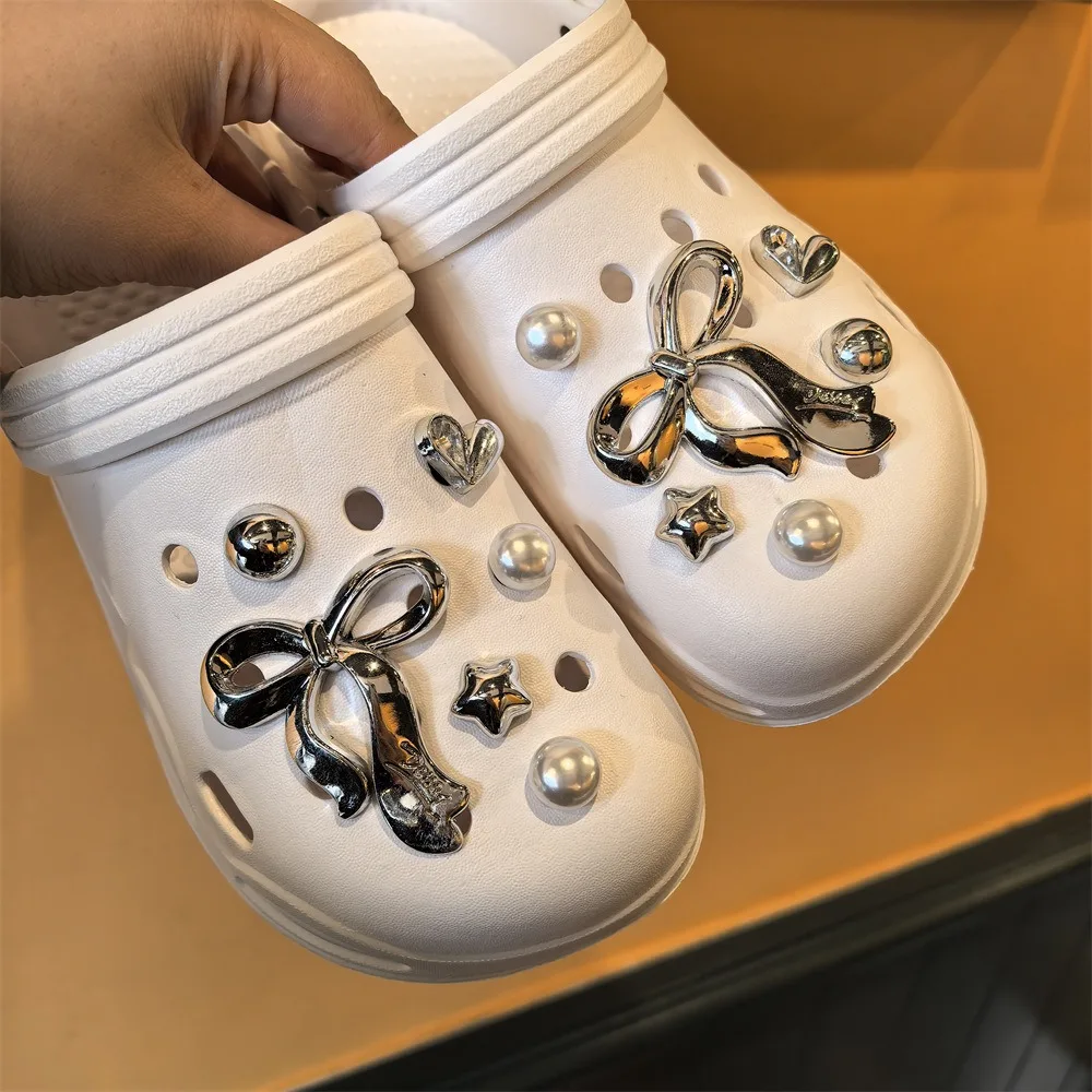 مجموعة سحر الأحذية الأنيقة إكسسوارات ثقب الحذاء مشبك الفضة مطلي فراشة القوس نجمة القلب اللؤلؤ DIY الأحذية زينة هدية