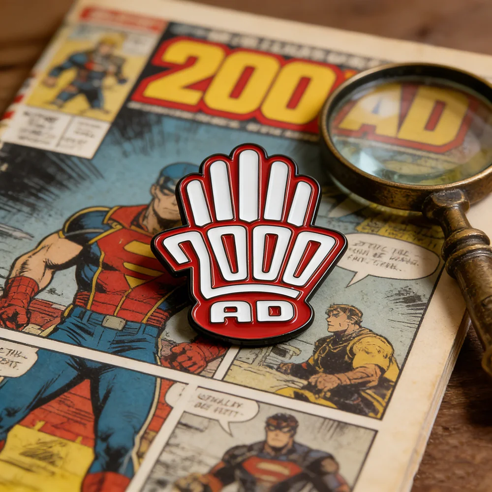 Klassisches 2000-AD-Logo Hartemaille-Pin Vintage Britisches Comic-Abzeichen Retro Sci-Fi Manga Broschen Sammlerstücke Geschenk-Accessoires für Fans – Detail 2