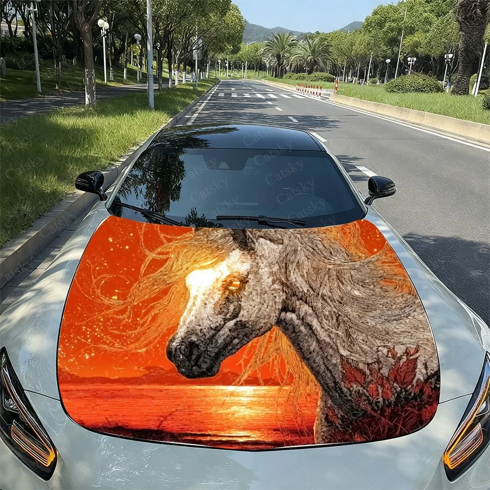 

Яркий дизайн лошади на капоте автомобиля, с фонарем огненного заката и искренными деталями. Идеально подходит для уникального стайлинга автомобилей.Машина