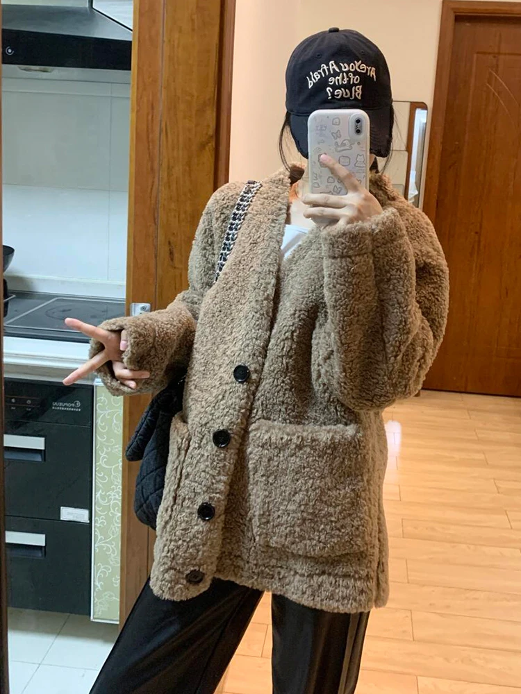 معطف شتوي نسائي من فرو الخروف الكوري الدافئ بتصميم كسول وأنيق مع ياقة عالية مصنوع من ألياف البوليستر