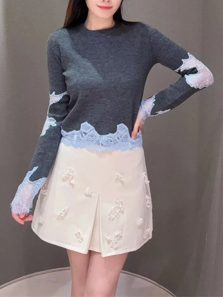 A new French grey lace patchwork short round-neck long-sleeved knitted top for the early autumn of 2025