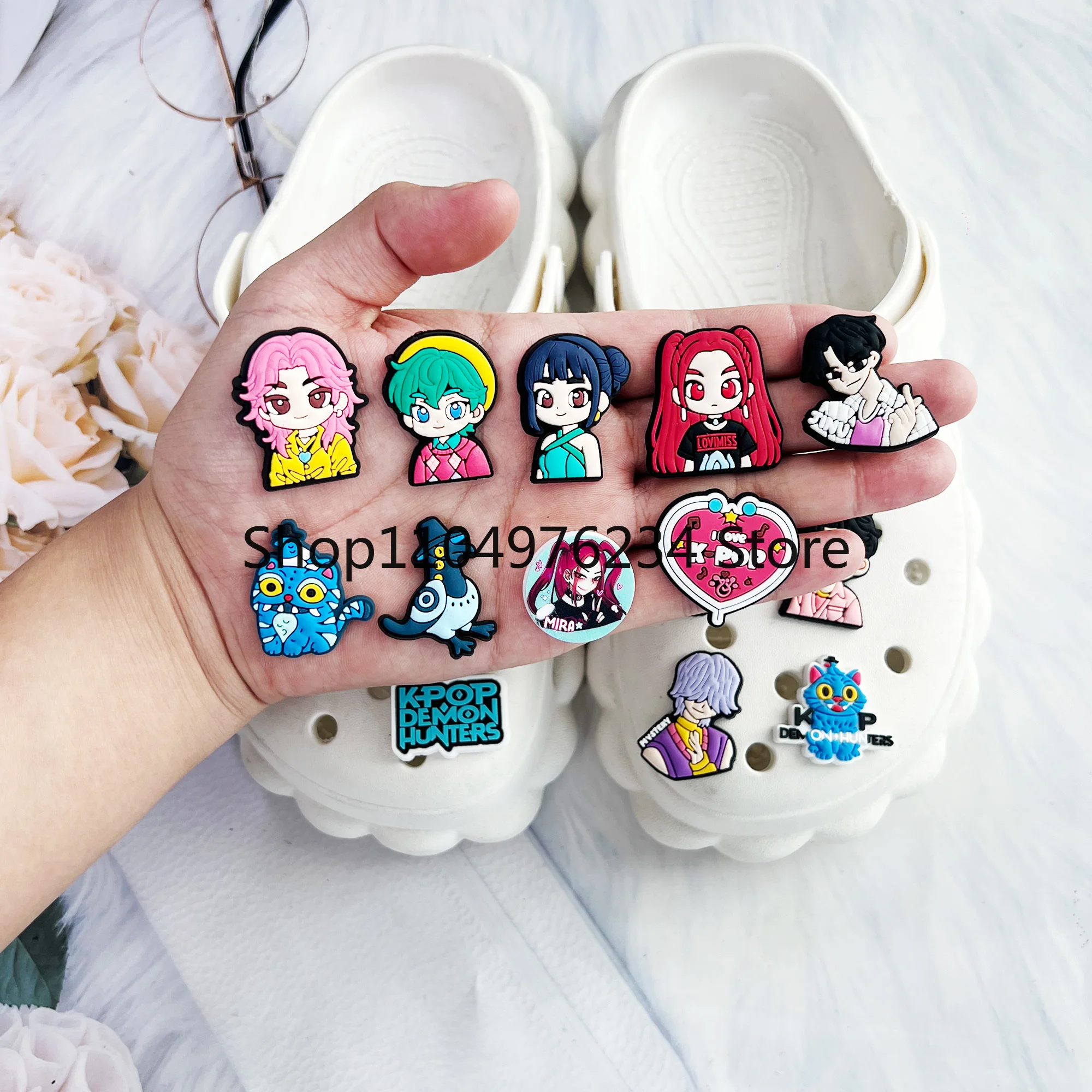 16/18 قطعة K-PO شيطان الصيادين الكرتون الأحذية السحر اكسسوارات الأطفال الأحذية الزينة صالح معصمه قباقيب صندل الاطفال هدية عيد الميلاد