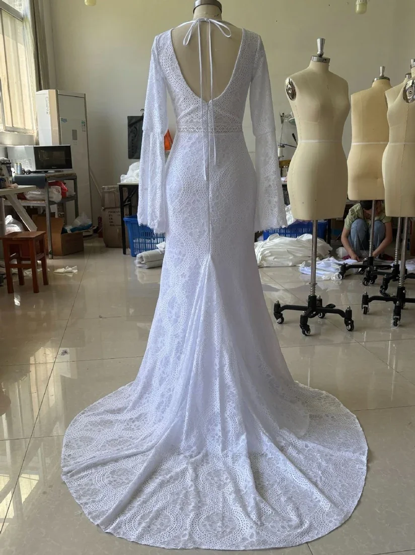 Nuevo vestido de novia de encaje de sirena etéreo para novia con cola de corte con cuello en V y dobladillo de trompeta personalizado