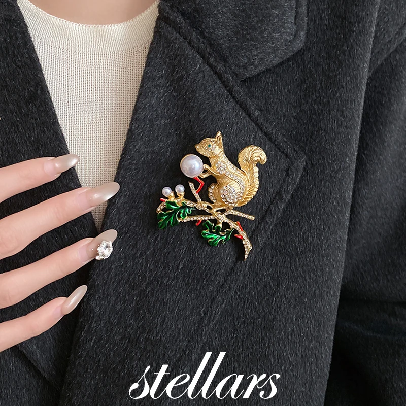 

Vintage Rhinestone Pearl Squirrel Brooch Retro Palace Style Luxury High-End Branch Pin Chest Accessories