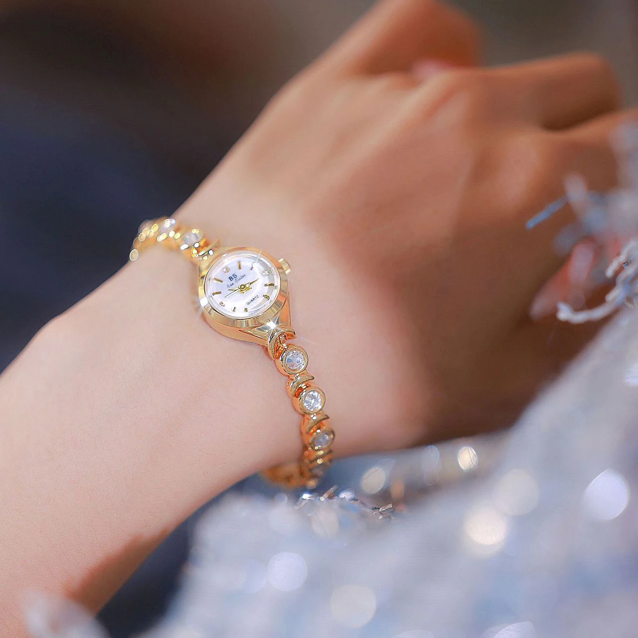 2024 New Design Watch For Women Gold Silver Rhinestone Bracelet Small Quartz Watches Luxury Ladies Fashion Dress Wristwatch Gift