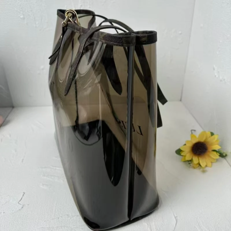 Pero StoreThe Wet‑Dry Separation Wash Bag Separates Wet Towels From Bottled Liquid Skincare Products Well.