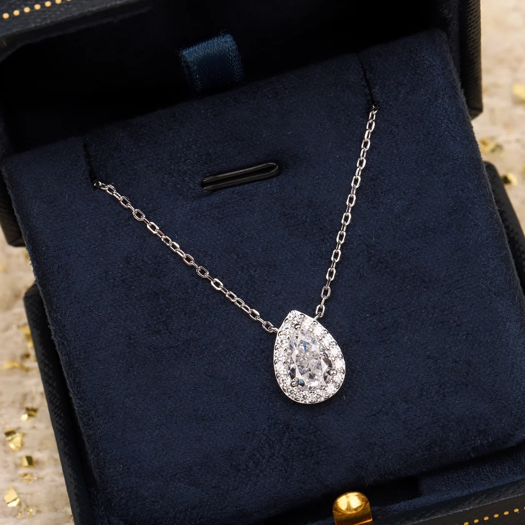 

Ожерелье в форме капли воды с белыми бриллиантами приносит освежающую атмосферу и чувство жизненной силы и изысканности 2024new