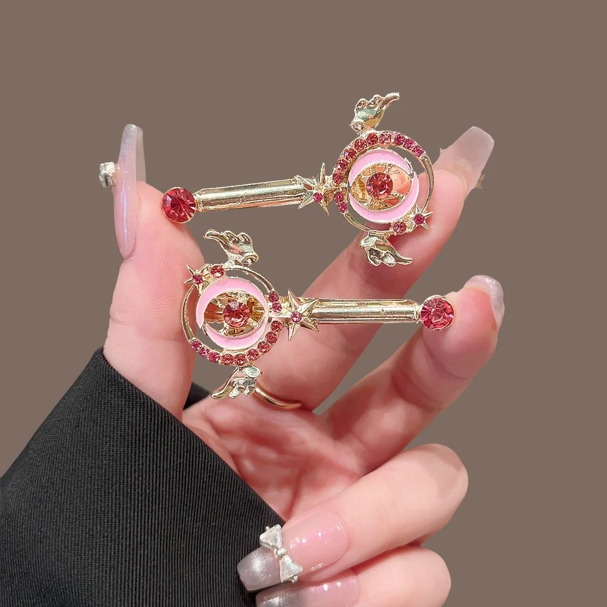 1/2 Stuks Mooi Meisje Warrior Hits Diamant Bezaaid Toverstaf Haar Clip Roze Dromerige Super Opvallende verlichten Speelse Styling