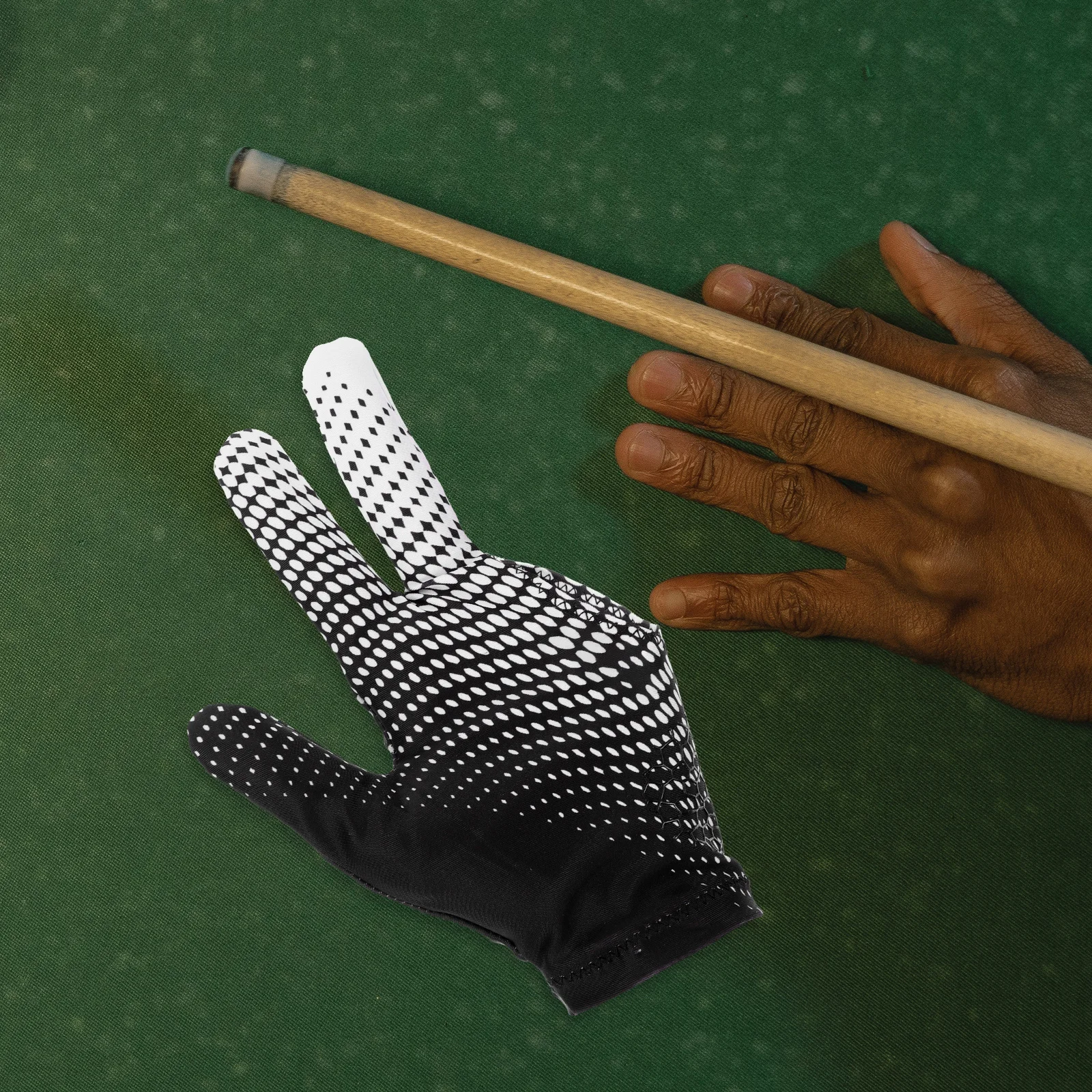 

Anti-Slip Billiards Glove 3 Finger Lightweight Snooker Glove For Men Women Flexible Fit Right Left Hand Portable Cue Accessory