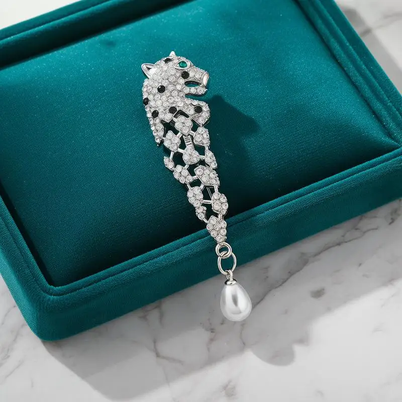 Glänzende Strass-Leoparden-Brosche mit hängendem Perlenanhänger in zwei Farben für Hochzeit, Bankett, Party und Alltag. – Detail 6
