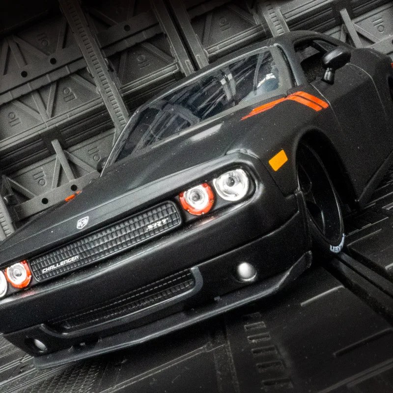 Maisto 1:24 simulación Dodge Challenger 2008 modelo de coche de aleación, puertas y capó de motor, el maletero se puede abrir un coche de juguete para niños