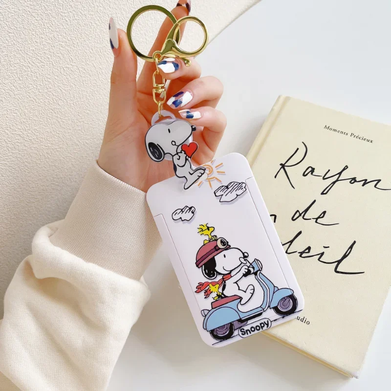حامل بطاقة Snoopy لطيف قابل للسحب للنساء ، سلسلة مفاتيح أنيمي ، حقيبة واقية لبطاقة وجبات الحرم الجامعي للطلاب ، غطاء بطاقات ممغنطة