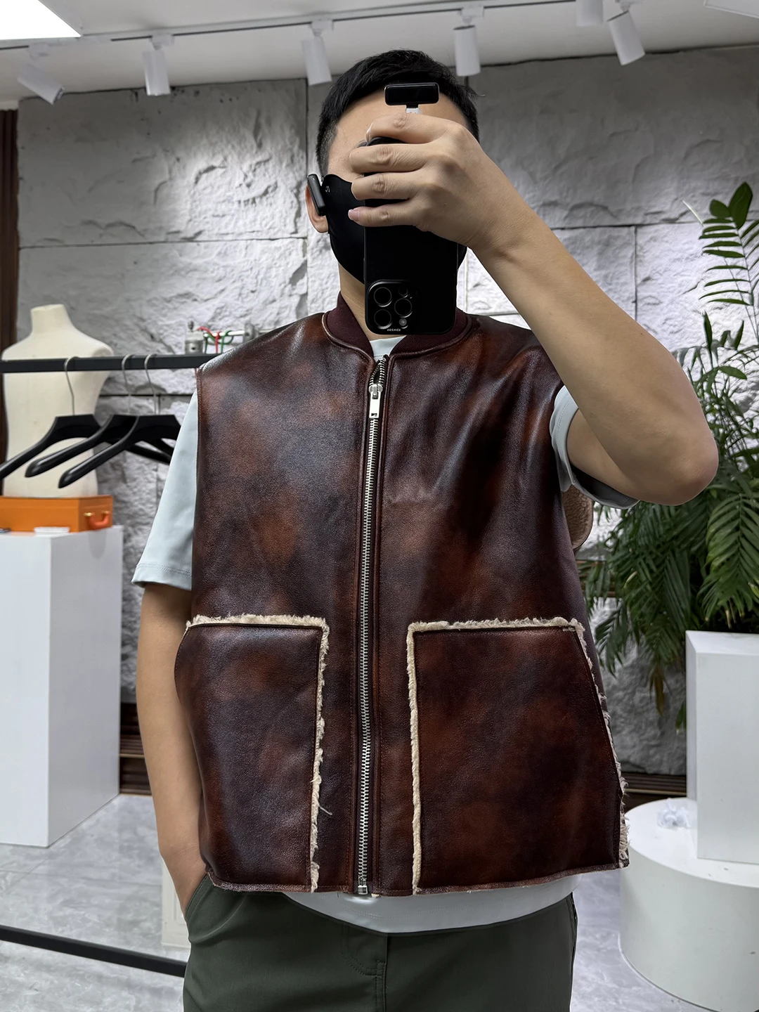 

Men's Loose Casual Fleece Lined Vest Shoulder Pad PU Leather Fashion Urban Style Short Length Zipper Closure Color