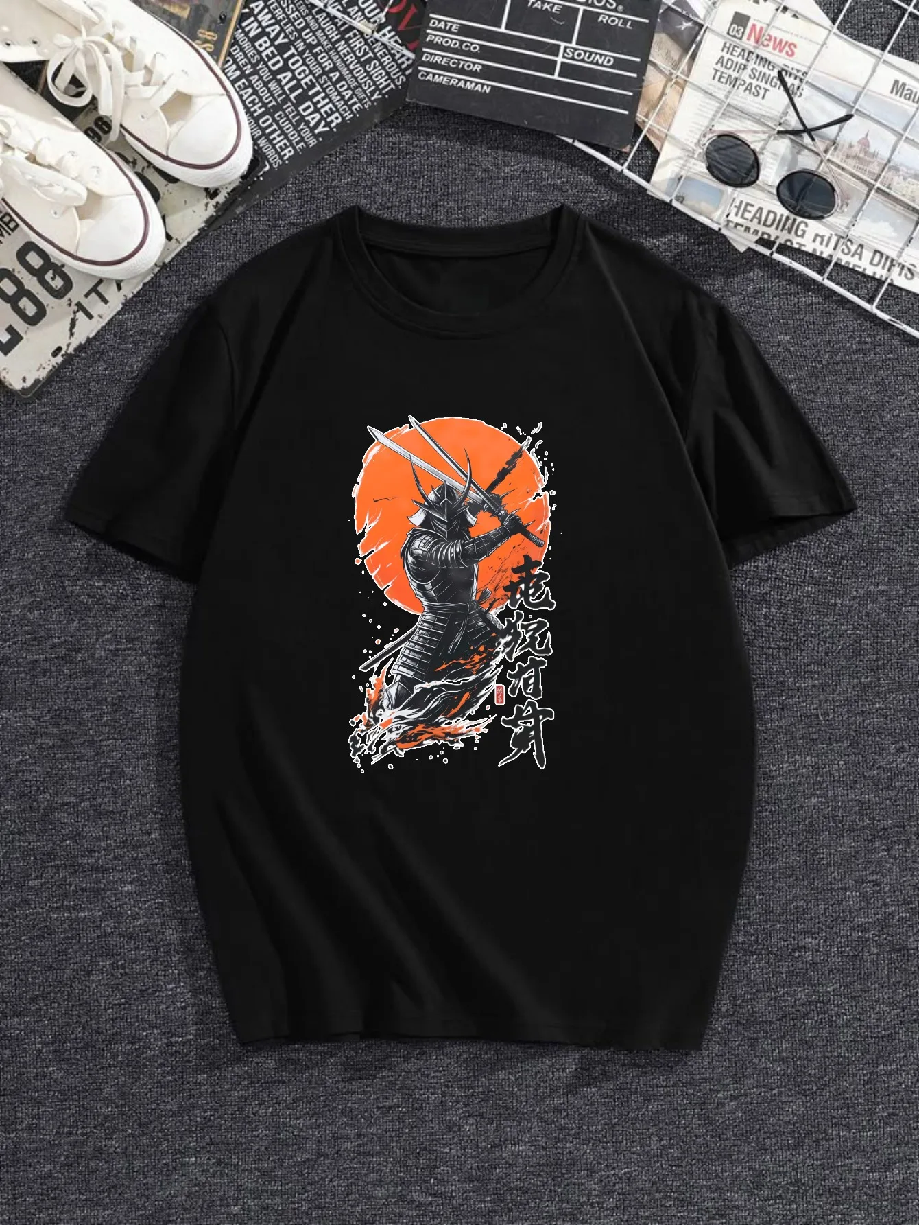 Kurzarm-T-Shirt aus 100 % reiner Baumwolle. Samurai-Krieger hält Schwert gegen orangefarbene Sonne auf, mit japanischen Schriftzeichen und Wasserspritz-Effekt. Leicht zu tragen und zu kombinieren, bequem und modisch, für alle Jahreszeiten geeignet, geeignet für die tägliche Freizeit, Sport.