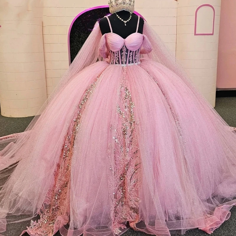 Abiti Quinceanera da principessa rosa personalizzati per la 15a ragazza con abito da ballo con applicazioni a mantella, abito da ballo per feste da donna, abito da occasione 2025