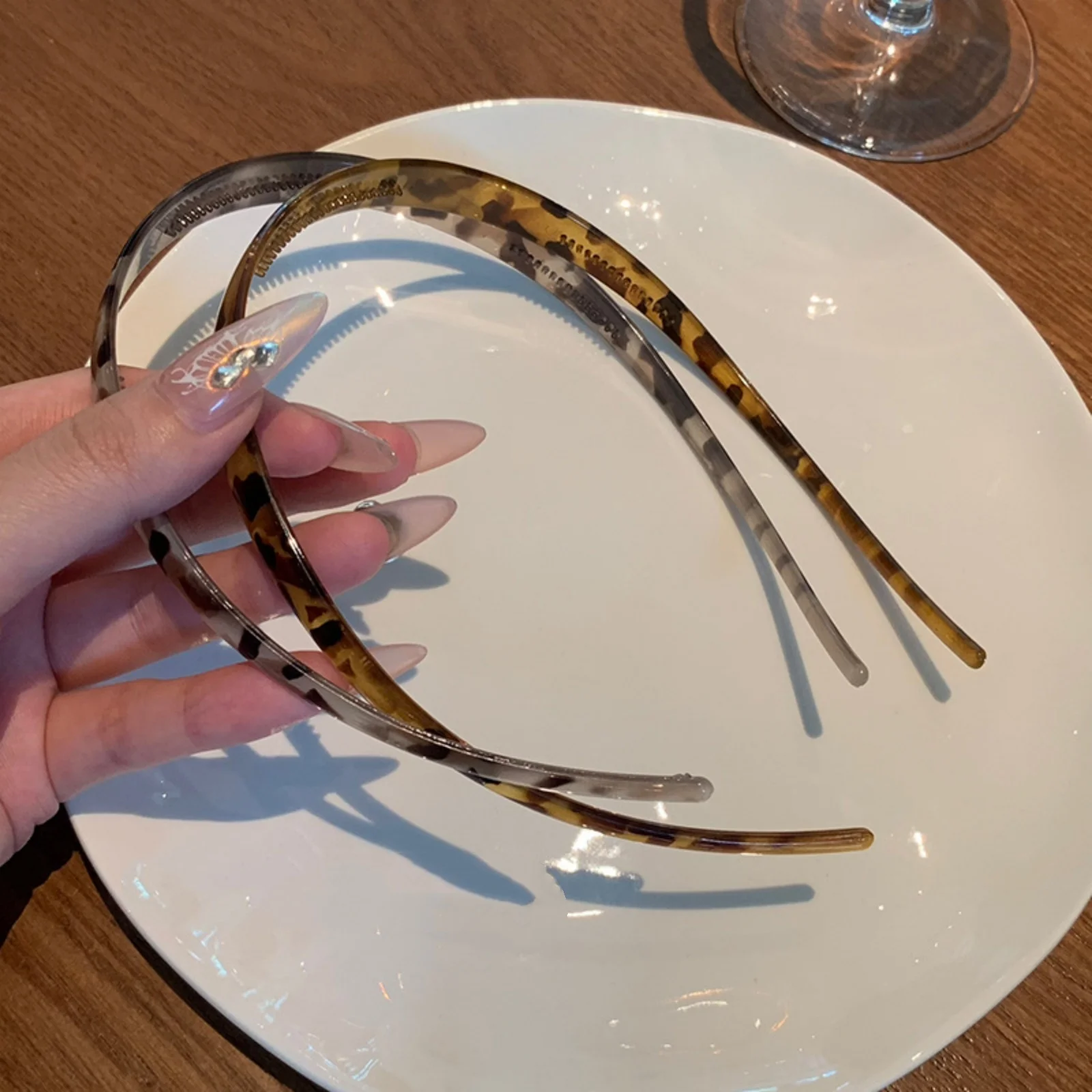 1PC 人間工学に基づいたべっ甲ヘッドバンド、耳の痛みなし、頭皮のフィット感が向上、トレンディなヘアアクセサリー、一日中着用に最適