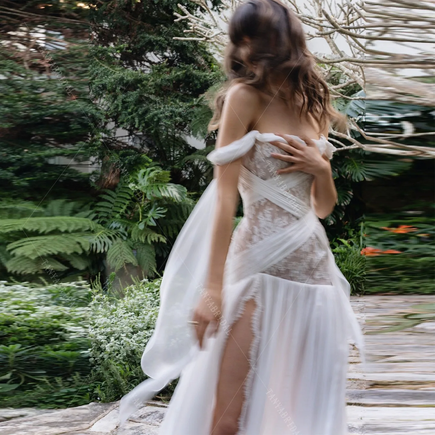 Abito da sposa romantico in pizzo e chiffon Abito da sposa sexy con spacco laterale alto senza maniche Abito da sposa alla moda con strascico a linea