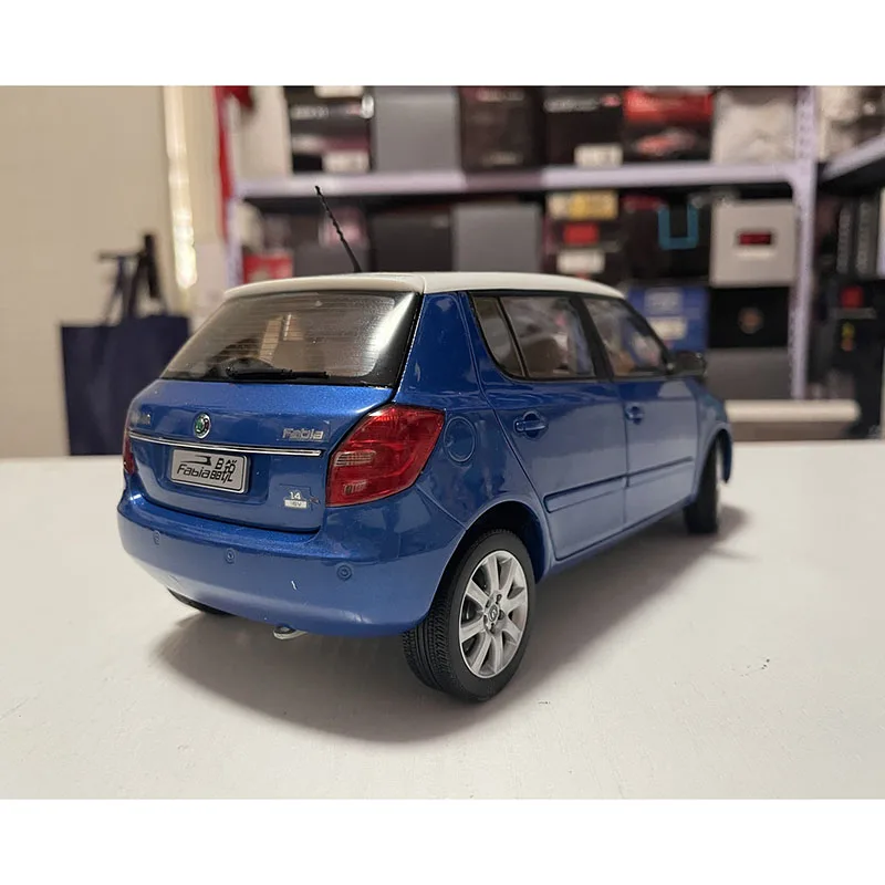 Diecast 1:18 Scale Skoda Fabia 2008 Alloy Car Model Collection Souvenir Display Ornaments Decoration Vehicle Toy