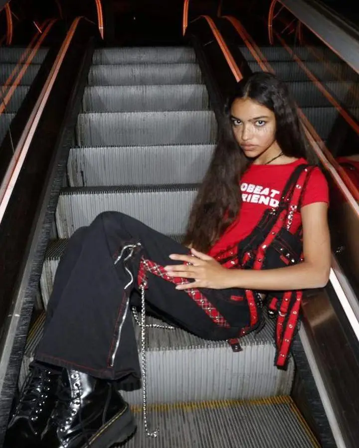 تي شيرت نسائي Y2K مطبوع عليه حروف قوطة تي شيرت هاراجوكو كلاسيكي ضيق ومطبوع عليه رسومات الجرافيك قصير تي شيرت صيفي مثير