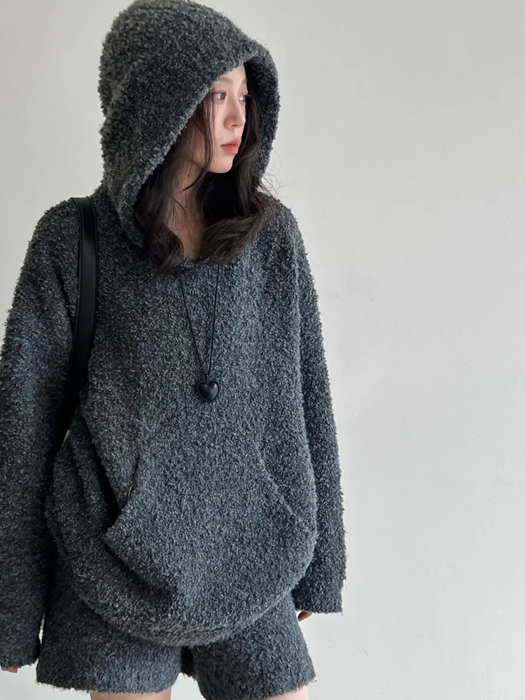 WHTREND 부드럽고 달콤한 따뜻한 울 후드 스웨터 + 반바지 가을 겨울 여성의 새로운 니트 캐주얼 세트 WH1606