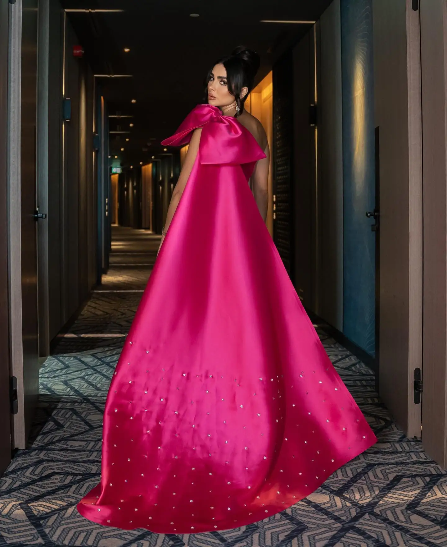 EDECPBM Robes de mariée personnalisées pour les fêtes Perles d'ongles Robe de soirée pour femme Satin فسات Б Khuṁеakirч bagoнее Tail Gala de bal