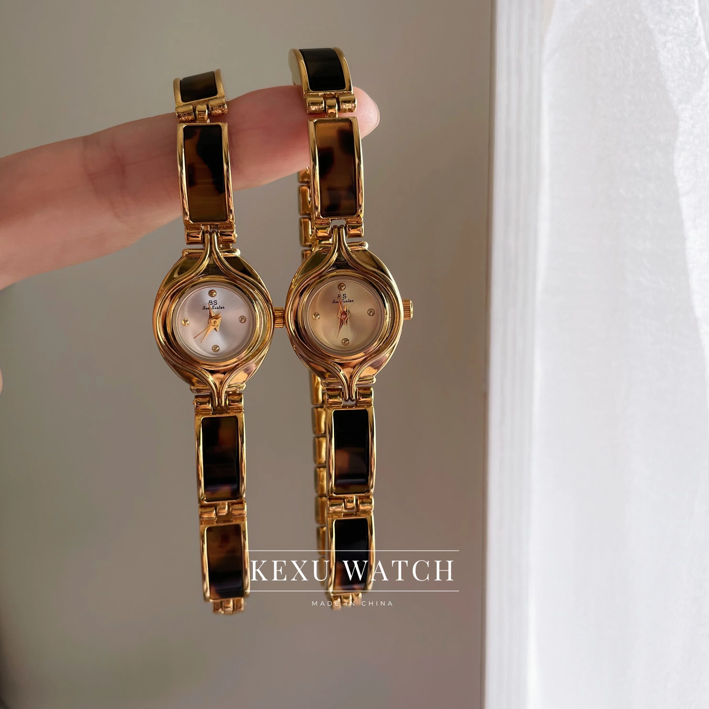BS Watch Relógio feminino com pulseira redonda de inspiração vintage com mostrador dourado/branco, delicado relógio acrílico marrom para mulheres