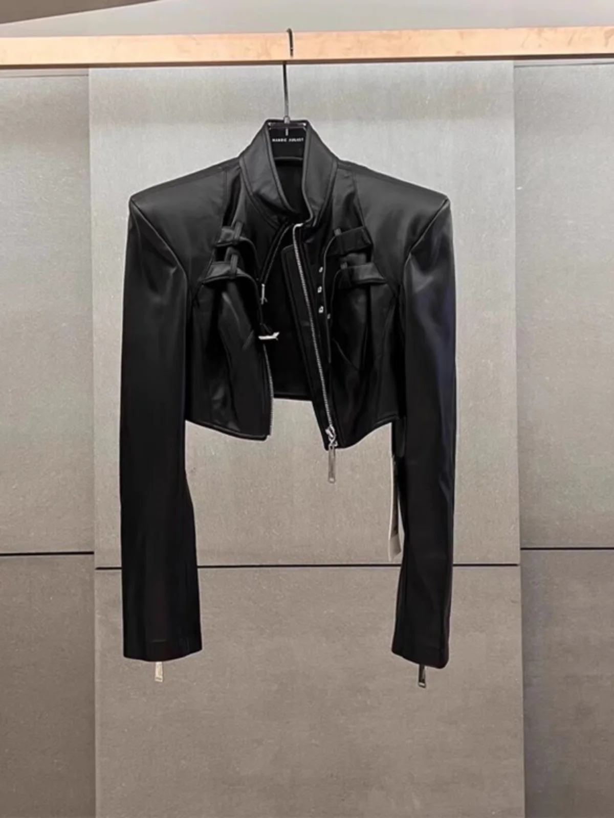 Giacca Corta da Donna in Pelle PU Nera Stile Motociclista con Collo Alto e Chiusura a Cerniera, Collezione Primavera 2026