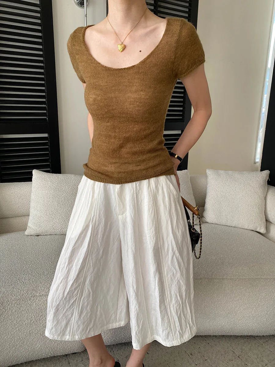 Sommerliche Damen-Freizeithose in einfarbigem Design mit lockerem Schnitt und hohem Bund und weitem Bein. – Detail 24