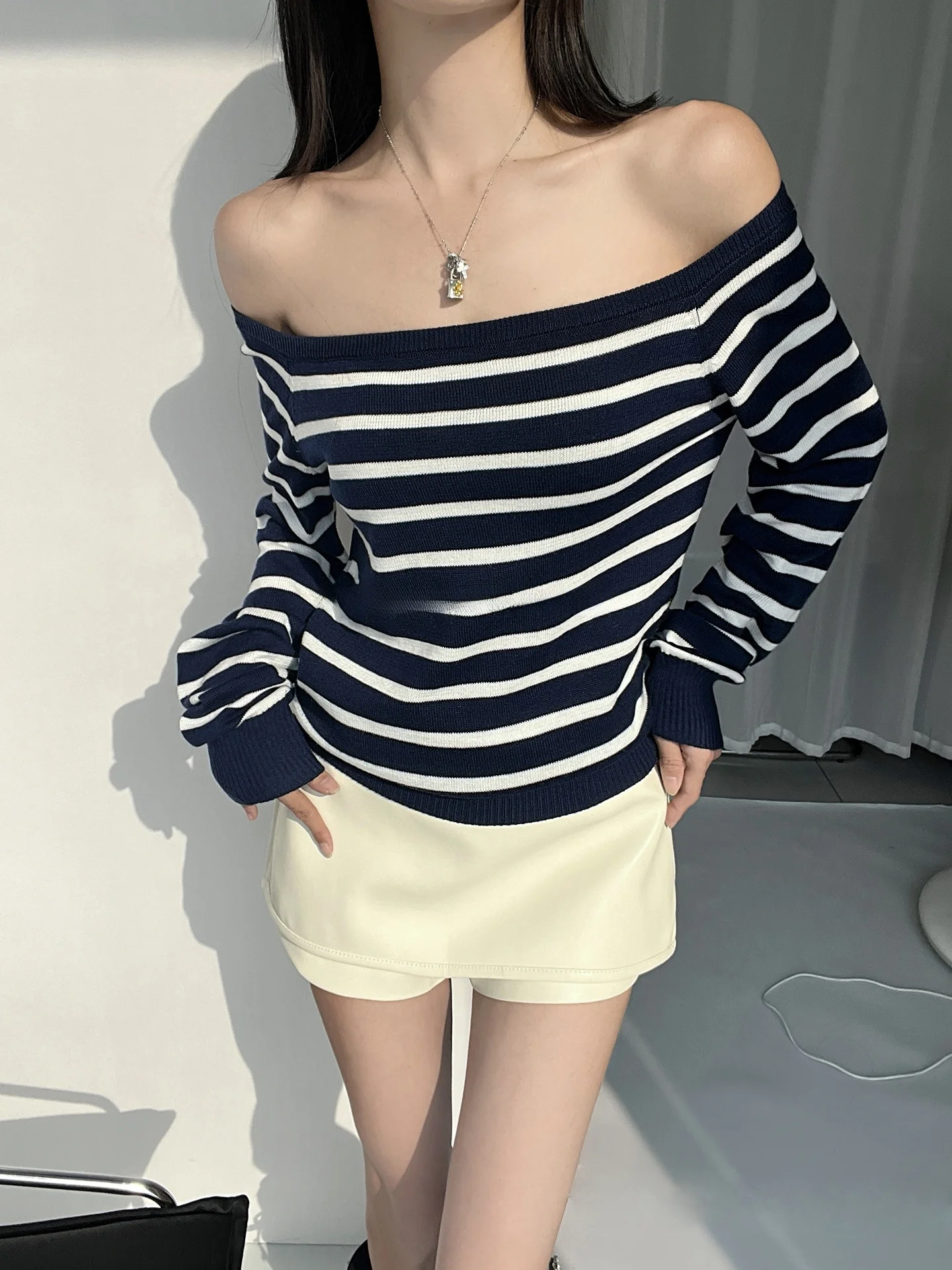 

Корейский вязаный свитер MianCun в полоску на одно плечо, женский, весенний, новый, приталенный, повседневный, свободного кроя, с длинным рукавом