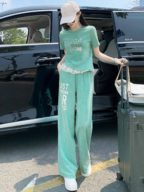 

Модный повседневный спортивный костюм для женщин: летний комплект из двух предметов с кружевными вставками, зеленый топ с коротким рукавом и брюки с широкими штанинами, элегантный.