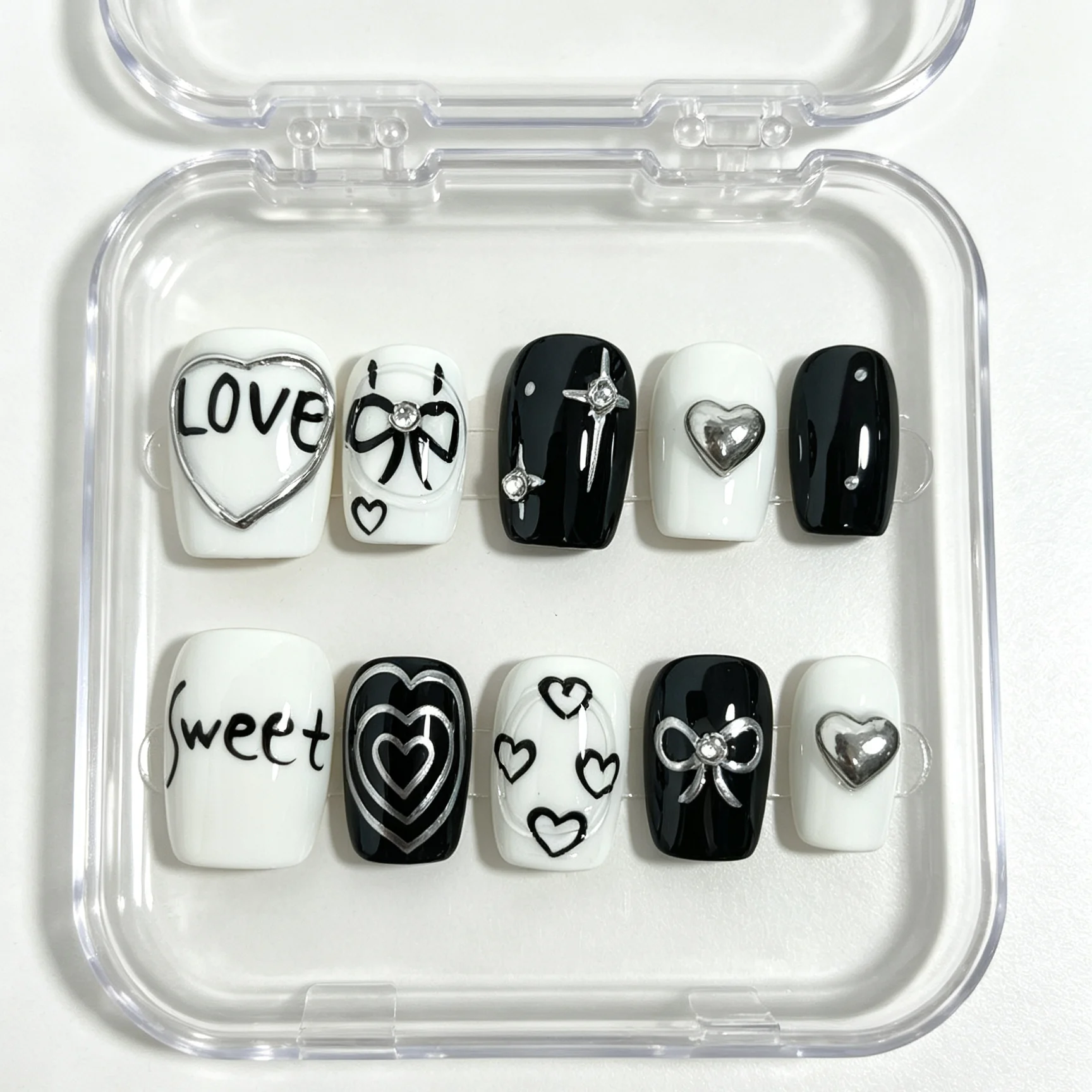 10 Hand Pressed Short Square Nails, Beautiful Fake Nails, Black and White Sweet and Cool Heart-Shaped English Suitable for Women