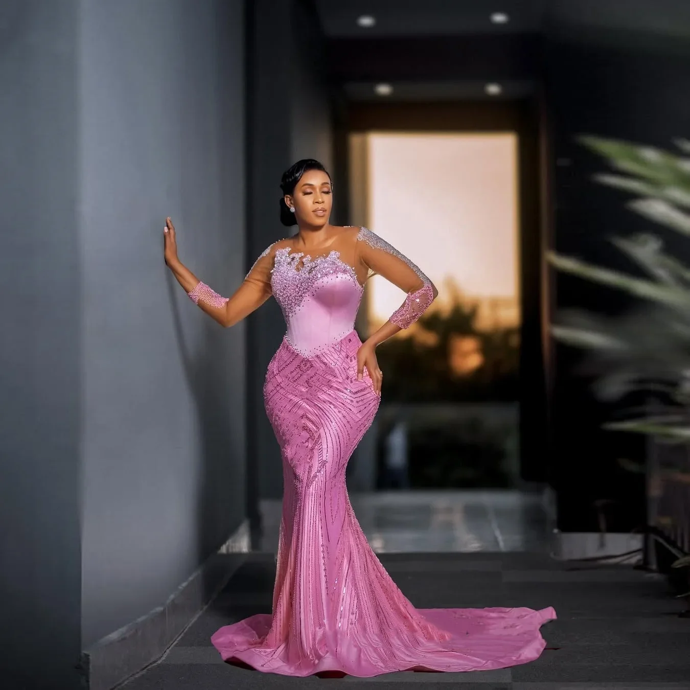 

Роскошные вечерние платья Aso Ebi 2026: розовые длинные выпускные платья с пайетками, силуэт «русалка», иллюзорные вставки, длинные рукава, бисерная отделка, шнуровка на спине