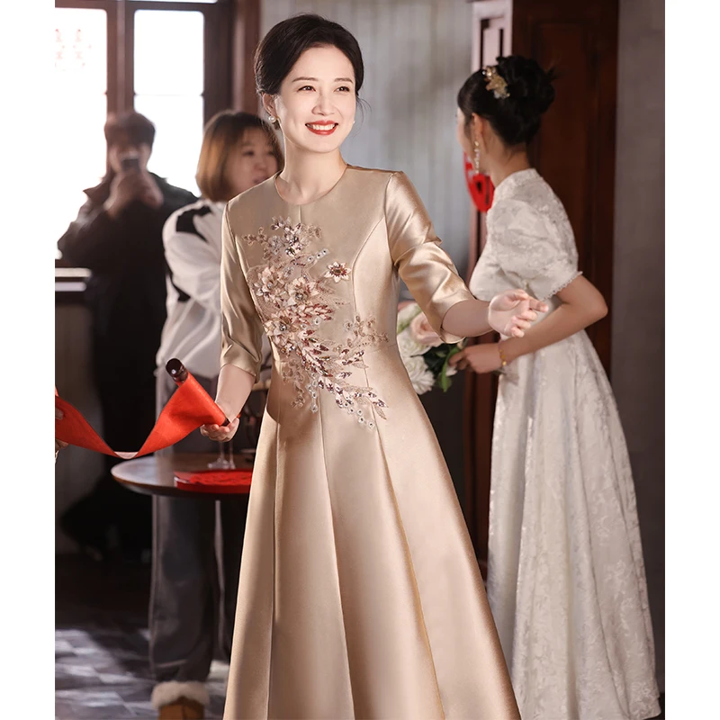 Champagne Mother Of The Bride Dresses Elegant Modest Round Neck Tea-Length Satin Wedding Party Dresses With Appliques