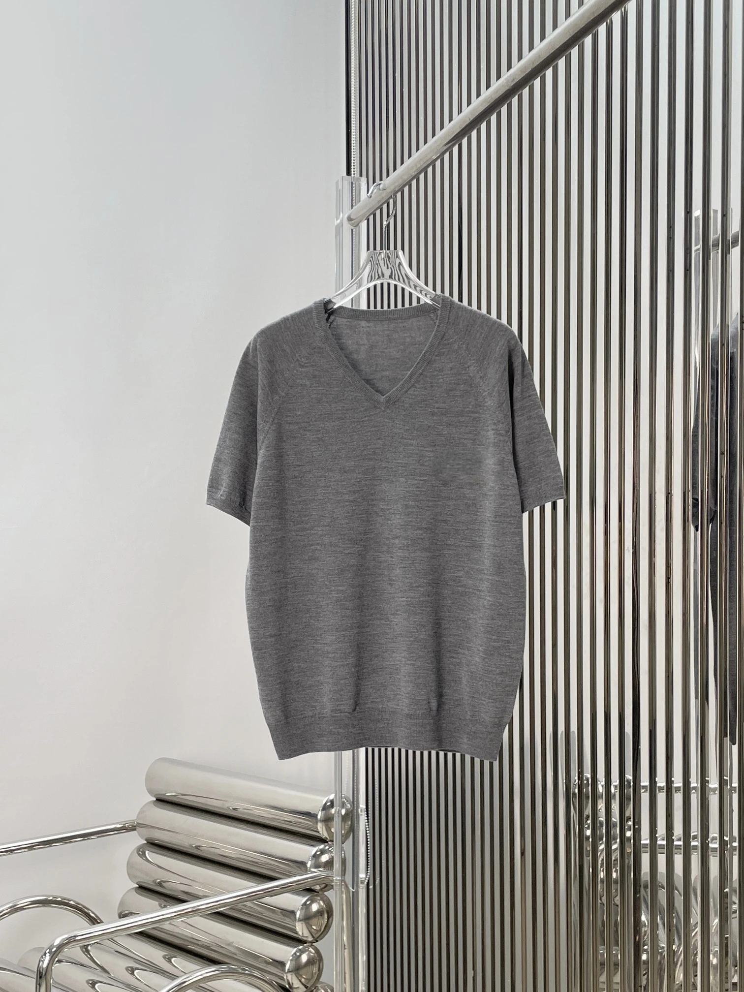 

Женский вязаный топ с коротким рукавом, V-образным вырезом и вышивкой букв, модный, стройнящий, высококачественный, универсальный, для повседневной носки, трикотаж