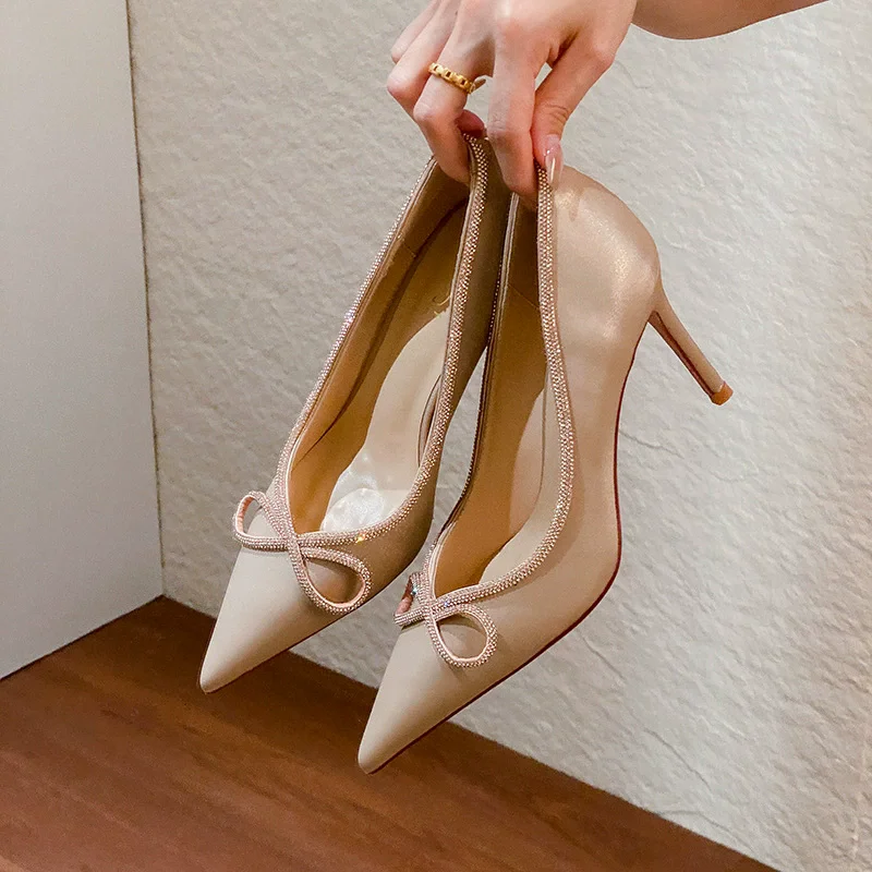 

Весенние новые туфли на шпильке с острым носком, декорированные стразами и бантом, из шелка, универсальные, для банкетов и торжеств, женские.