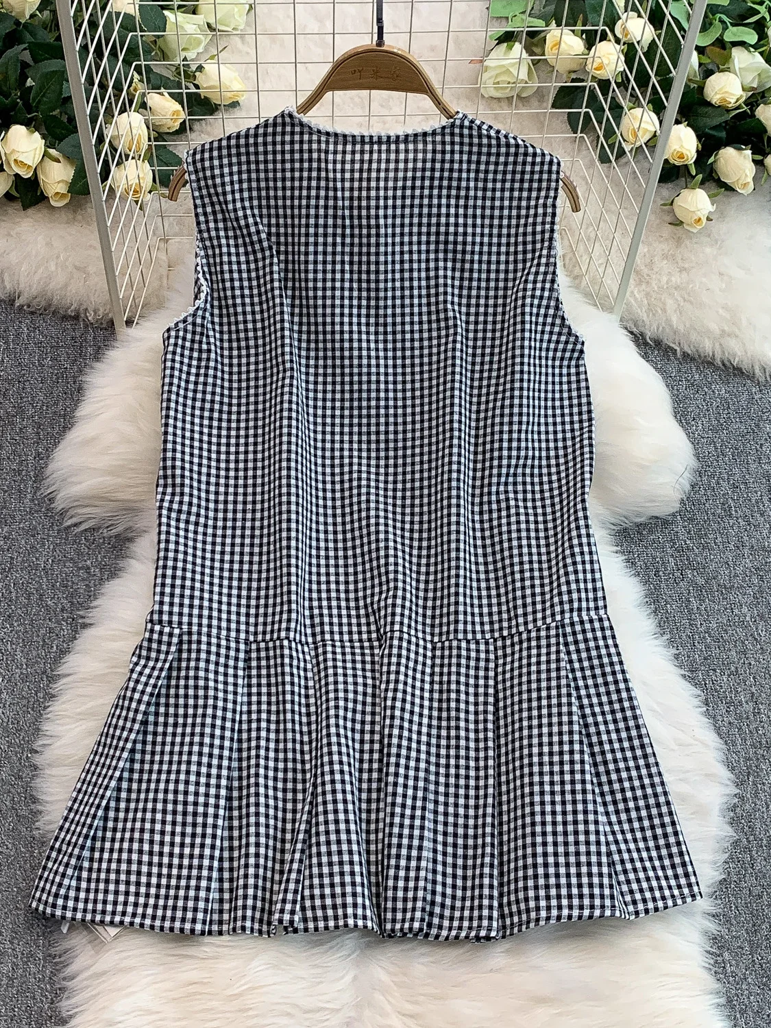 فستان نسائي فضفاض بياقة على شكل V بدون أكمام مع حواف دانتيل وخصر مرتفع وتنورة متوسطة الطول بزر واحد ونقشة مربعات مناسب للعمل ... #2