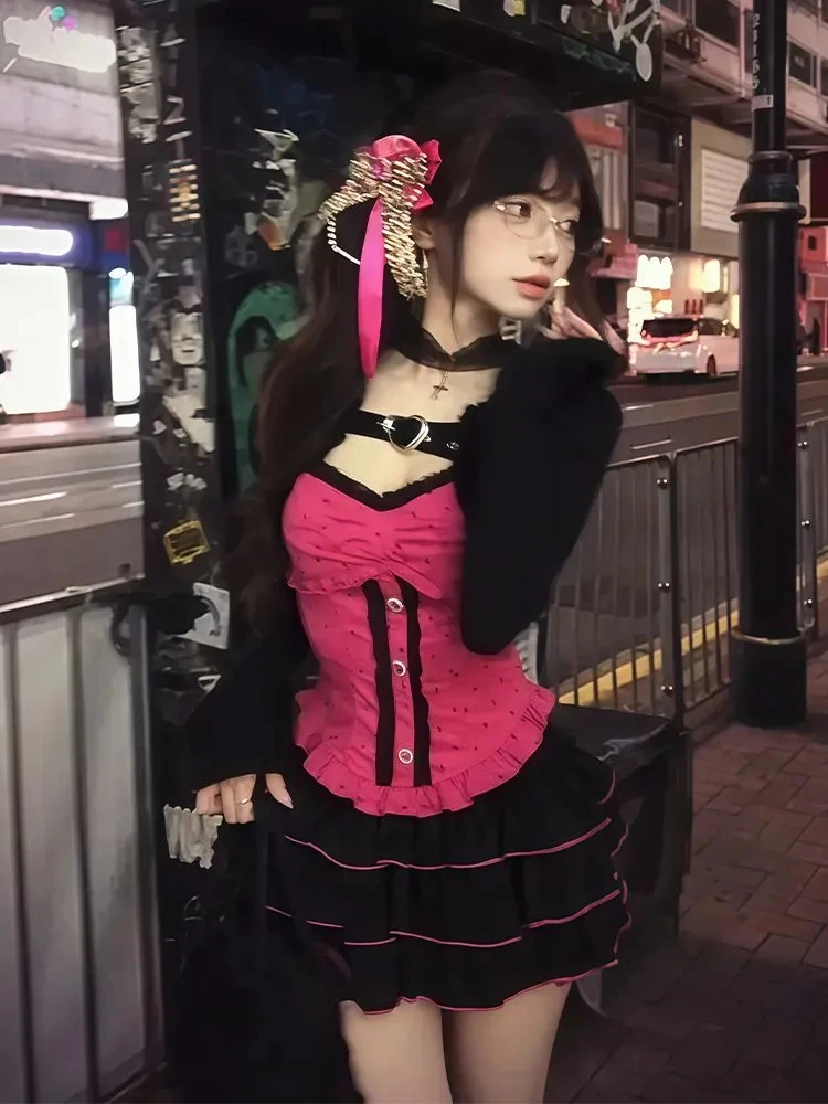 

Комплект из трех предметов: черный кардиган, розовый топ в горошек на бретельках и короткая юбка-кейк. Женский сексуальный модный комплект для ранней весны.